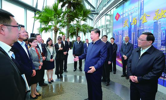 2018年11月6日至7日，中共***總書記、國家主席、***軍委主席習近平在上?？疾臁＿@是6日上午，習近平在上海中心大廈22層的陸家嘴金融城黨建服務中心，同正在聯(lián)合開展主題黨日活動的企業(yè)黨員親切交談。 新華社記者 謝環(huán)馳/攝