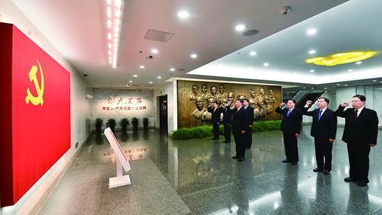 2017年10月31日，中共***總書記、國家主席、***軍委主席習近平帶領中共***政治局常委李克強、栗戰(zhàn)書、汪洋、***、趙樂際、韓正，瞻仰上海中共一大會址和浙江嘉興南湖紅船。這是31日上午，在上海中共一大會址紀念館，習近平帶領其他中共***政治局常委同志一起重溫入黨誓詞。 新華社記者 李濤/攝