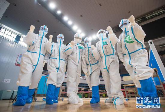 3月10日，武漢武昌方艙醫(yī)院正式休艙，醫(yī)護人員在送走新冠肺炎治愈患者后合影留念。新華社記者 肖藝九 攝