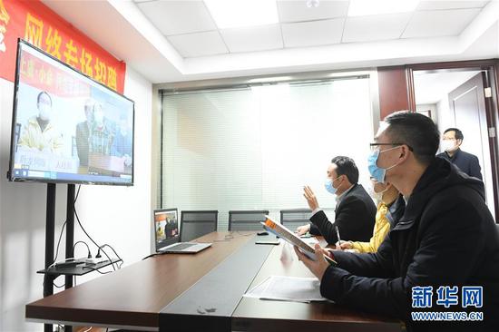  3月11日，在浙江省紹興市上虞區(qū)人社局，上虞區(qū)用人企業(yè)和四川省小金縣務工人員進行網(wǎng)絡專場招聘。新華社記者 翁忻旸 攝