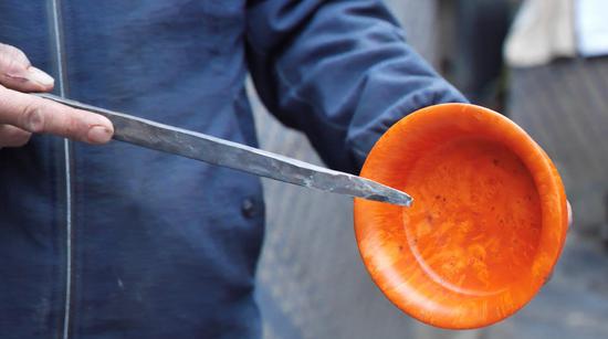 扎西巴珠演示木碗制作工藝。新華網(wǎng) 旦增努布攝