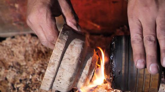 扎西巴珠演示木碗制作工藝。新華網(wǎng) 旦增努布攝